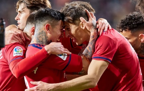 爱游戏-中东版酷路泽5700军绿色